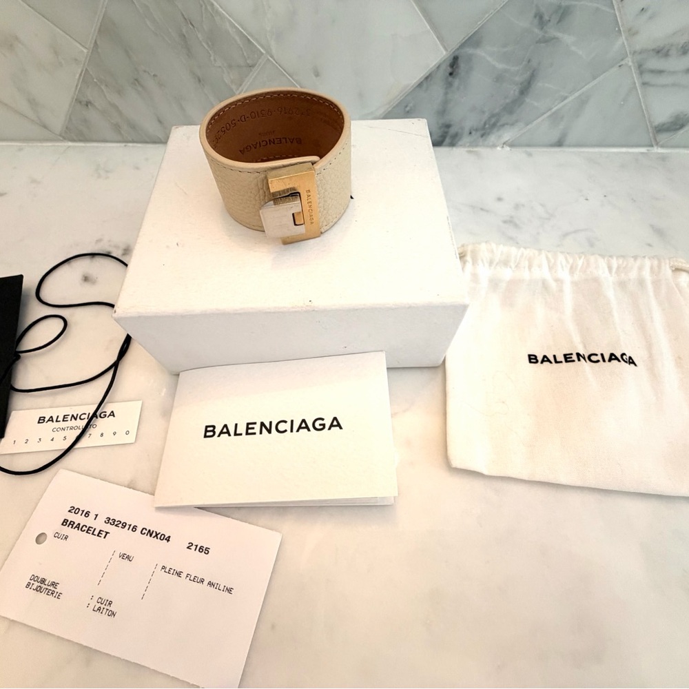 HOT! Balenciaga Silver Lock Cream Leather Bracelet with Gold-Tone Plaque - Picture 4 of 6